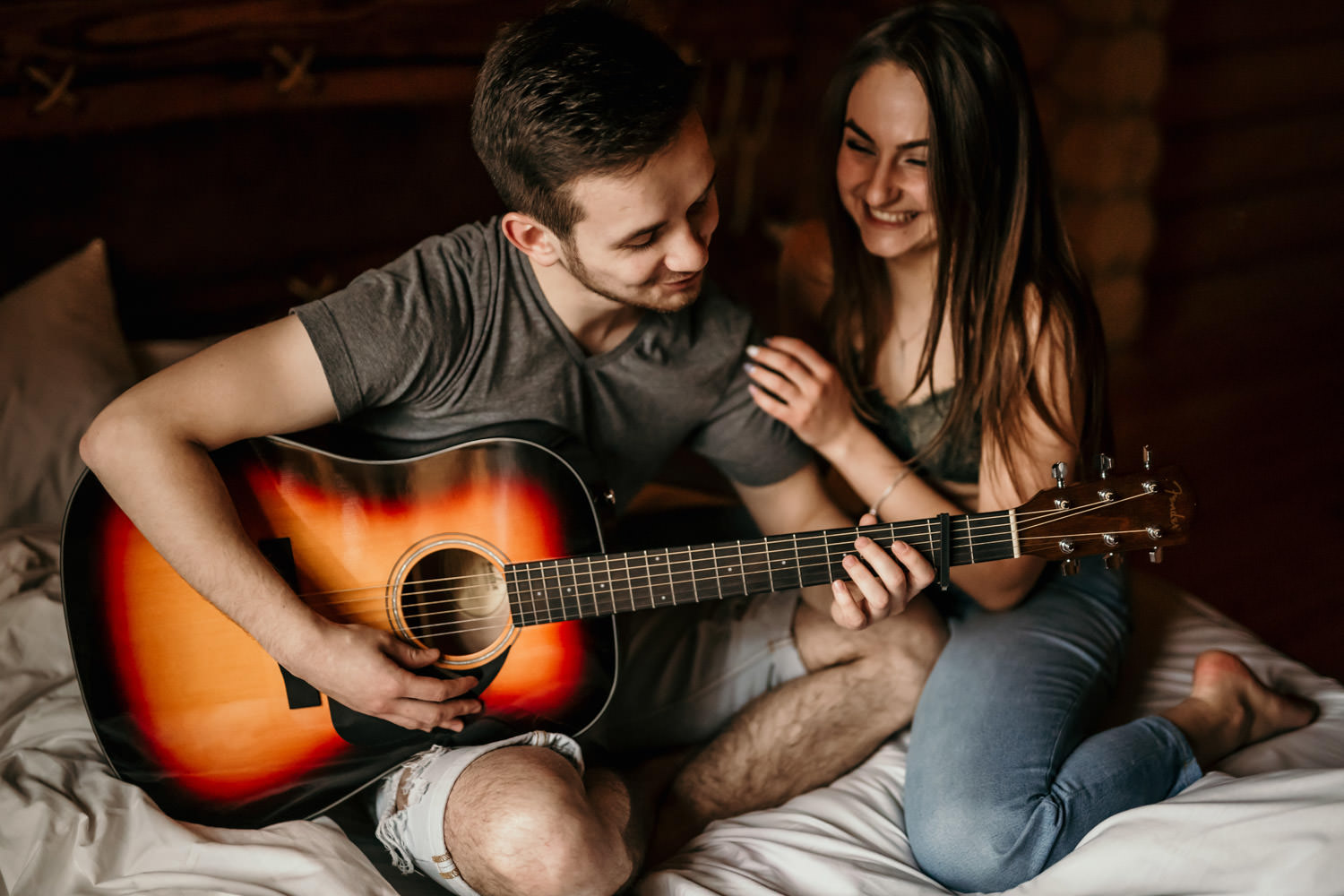 Песня мужчина с женщиной поют. Парень с гитарой и девушка. Фотосессия с гитарой. Влюбленные с гитарой. Парень и девушка поют.